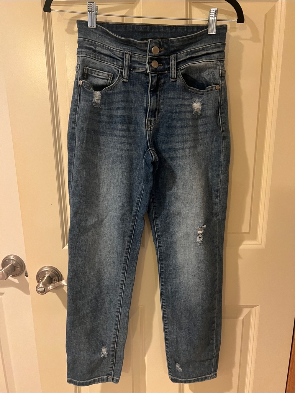 Judy Blue High-Rise Distressed Jeans in Medium Blue Wash